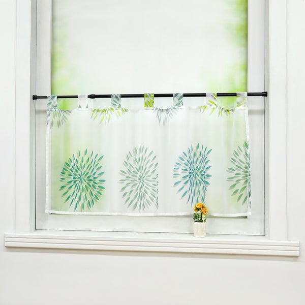 Kurze Scheibengardine mit Blumenmuster am Fenster