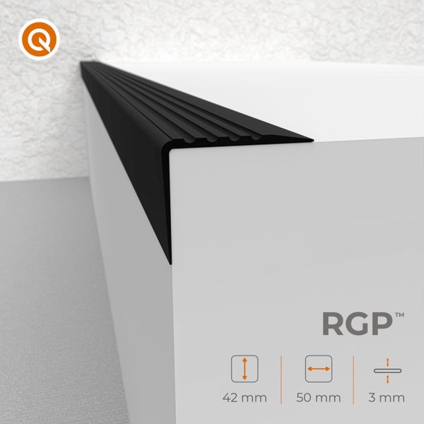 Treppenkantenprofil RGP aus Gummi mit rutschhemmender Struktur, Maße 42 Millimeter mal 50 Millimeter mal 3 Millimeter, für Treppenstufen.