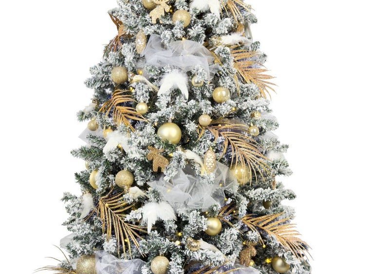 Künstlicher, beschneiter Weihnachtsbaum mit goldener Dekoration, Kugeln, Rentierfiguren und Lichterkette.