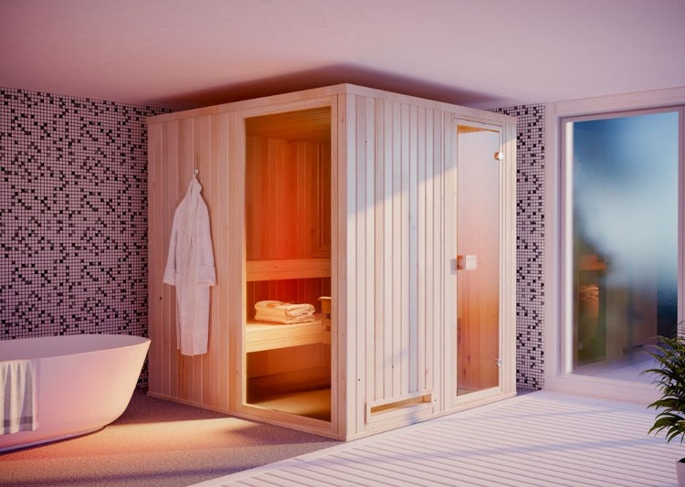Moderne Holzsauna mit Glastür in einem hellen, organisierten Badezimmer mit freistehender Badewanne und Mosaikfliesen.