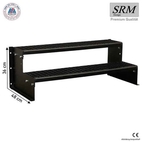 Zweistufige Stahltreppe mit Gitterroststufen, SRM Design Logo, 36 Zentimeter hoch, 48 Zentimeter tief, EN 1090-1 zertifiziert, CE Kennzeichnung.