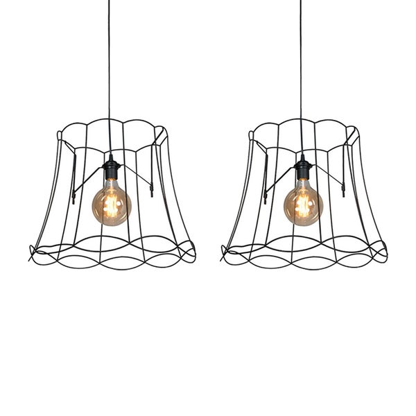 Set aus zwei Pendelleuchten mit schwarzem Drahtschirm in Glockenform und Wellenrand inklusive Filament-Leuchtmitteln.