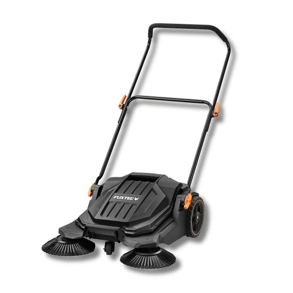 Handgeführte Kehrmaschine von Fuxtec in Schwarz und Orange mit zwei rotierenden Seitenbesen und verstellbarem Schiebebügel aus Kunststoff.