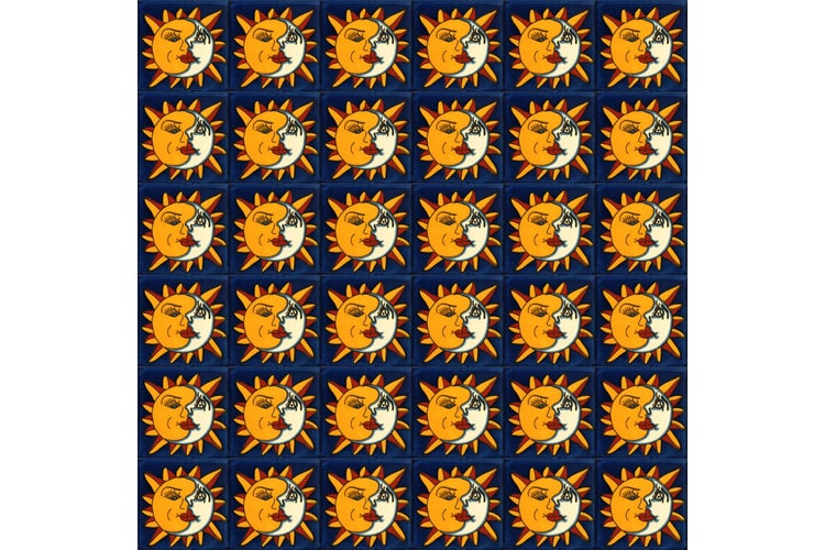 Badezimmer mit Waschtischunterschrank, Seitenschrank mit Regalen und Handtüchern