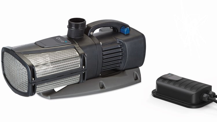 Schwarze Oase Filter- und Bachlaufpumpe aus Kunststoff und Edelstahl mit grauem Standfuß und separatem Steuergerät.