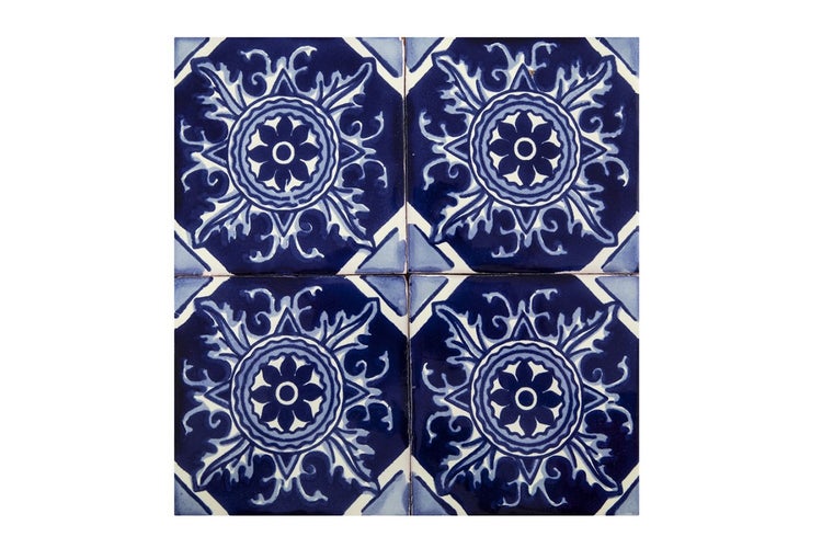 Vier blaue Fliesen mit floralem Muster