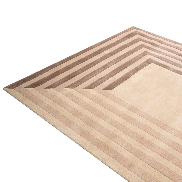 Teppich mit geometrischem Muster und Fransen