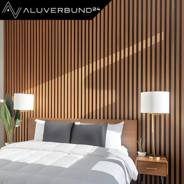 Schlafzimmer mit Wandpaneelen und Bett