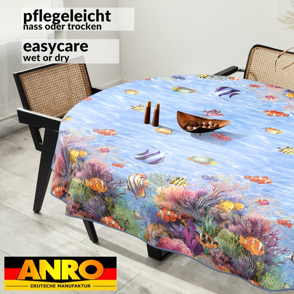 Tisch mit pflegeleichter Tischdecke mit Fischmuster