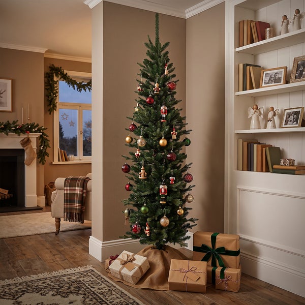 Schlanker Weihnachtsbaum mit klassischem Schmuck, Nussknackerfiguren und Geschenken im Wohnzimmer