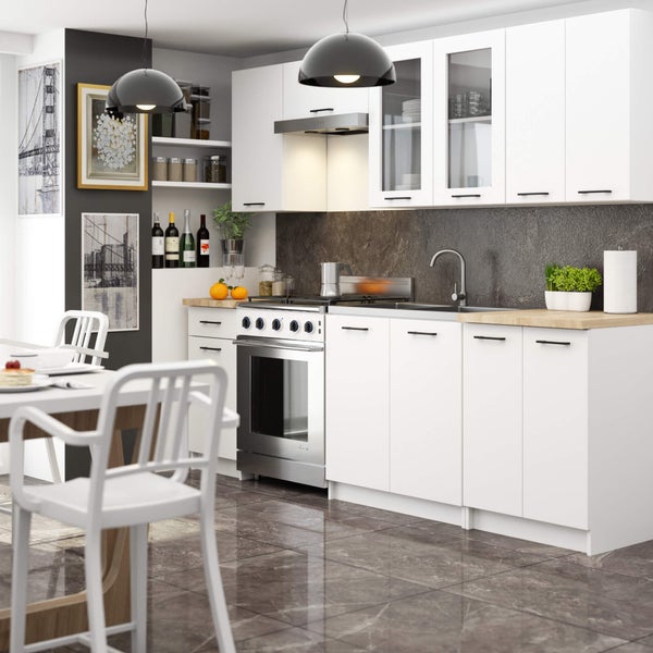 Moderne Küche mit weißen Schränken, Edelstahlherd und Esstisch mit Stühlen