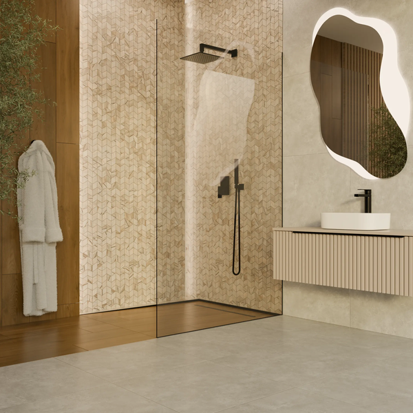 Modernes Badezimmer mit begehbarer Dusche, Glaswand, schwarzer Regendusche und gemusterten Fliesen. Waschtisch, weißes Aufsatzbecken und Spiegel.