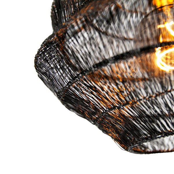 Detailansicht einer Pendelleuchte mit Drahtschirm