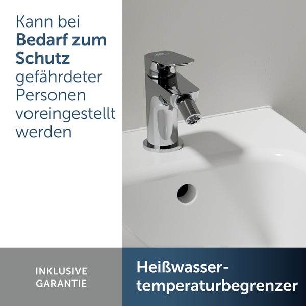 Glänzende Bidetarmatur auf einem Waschbecken