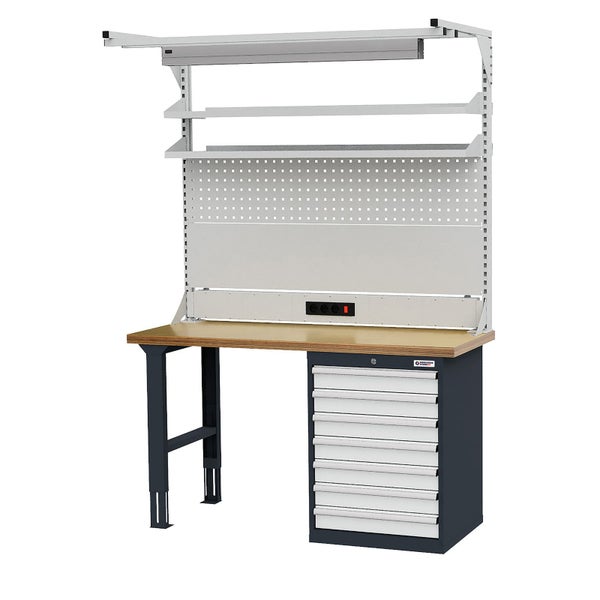 Werkbank mit Holzarbeitsplatte, Schubladenschrank mit sieben Schubladen, Lochwand, zwei Ablageböden, Steckdosenleiste und Lichtrahmen.