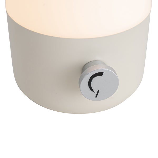 Nahaufnahme eines Lampensockels mit einem silbernen Drehdimmer und einem leuchtenden oberen Teil.