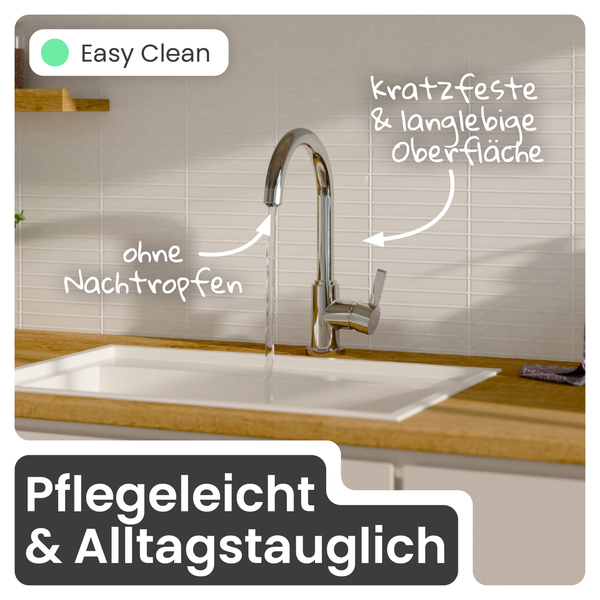 Einhebel-Küchenarmatur an der Spüle in einer hellen Küche, pflegeleicht, kratzfest, langlebig und ohne Nachtropfen mit Easy Clean-Funktion.