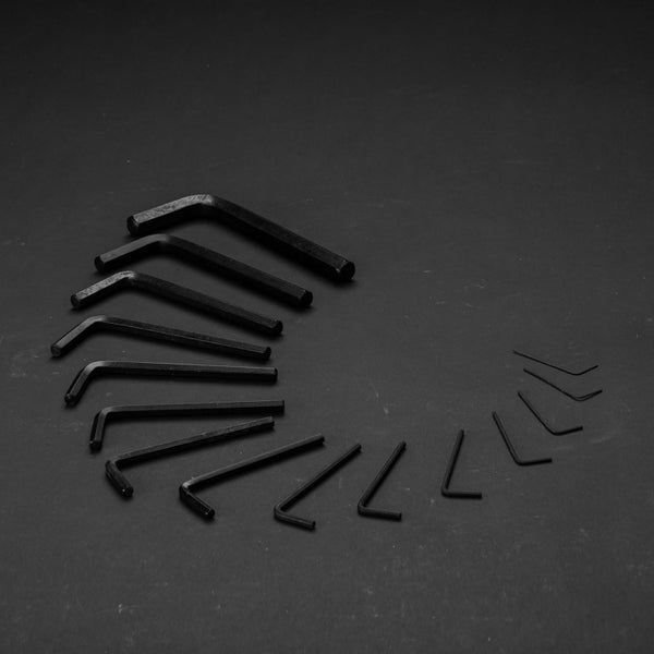 Mehrteiliger Satz Innensechskantschlüssel in verschiedenen Größen, schwarz.