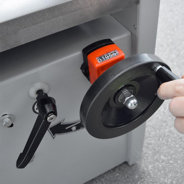 Detailansicht einer Werkbank mit Handrad und Zählwerk