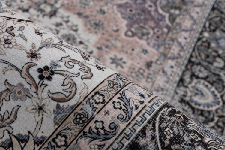 Teppich mit orientalischem Blumenmuster und geometrischer Bordüre