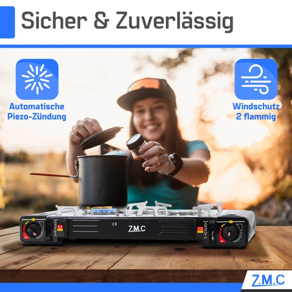 Zweiflammiger Gaskocher von Z.M.C. mit automatischer Piezo-Zündung und Windschutz. Im Hintergrund kocht eine Person im Freien. Z.M.C. Logo.