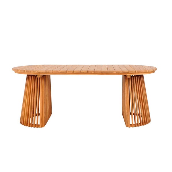 Ovaler Gartentisch aus Teakholz mit Lattenoberfläche und lamelldesignten Tischbeinen.