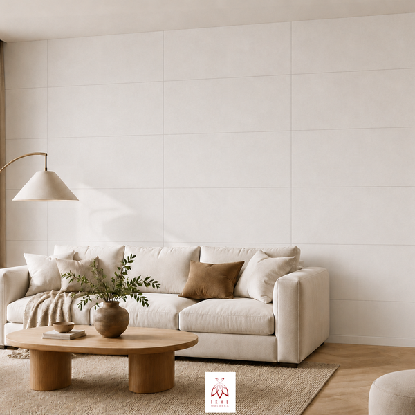 Modernes Wohnzimmer mit großformatigen Wandfliesen, beigem Sofa, Holztisch und Stehlampe in heller, wohnlicher Atmosphäre.
