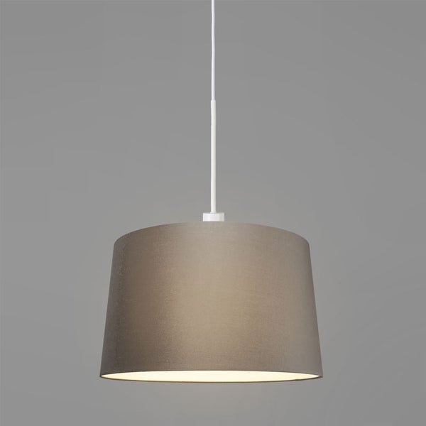 Pendelleuchte mit konischem Textilschirm in Taupe und weißem Kabel.