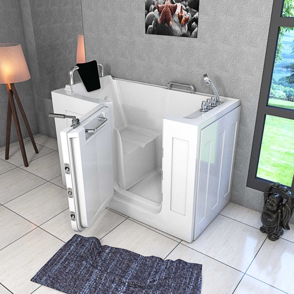 Begehbare Badewanne in einem Badezimmer mit Fenster, Teppich und Dekoration