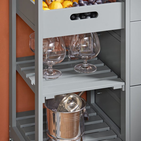 Detailansicht eines Servierwagens mit Gläsern, Eiskübel und Obst