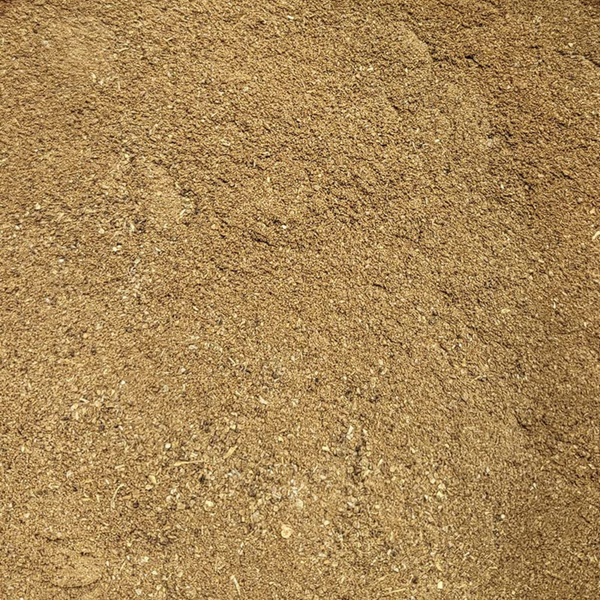 Nahaufnahme der Textur von feinkörnigem, braunem Sand.