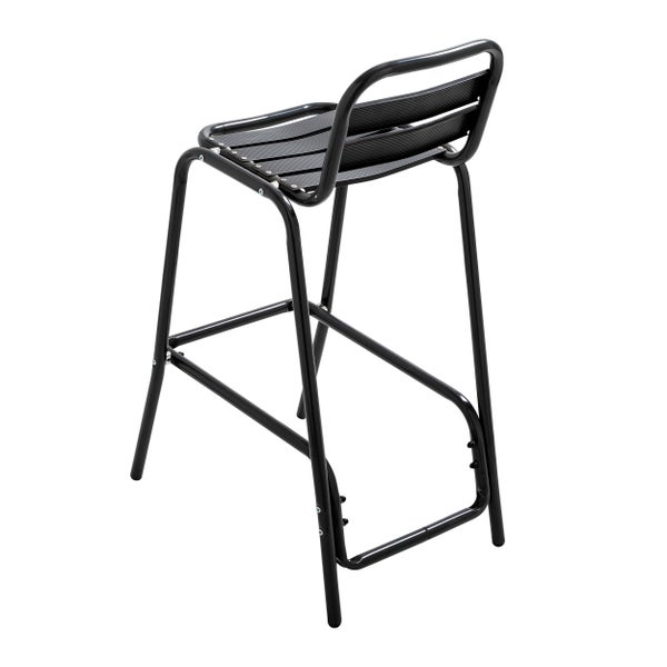 Barhocker mit Metallgestell, Sitzfläche und Rückenlehne mit Lamellen sowie integrierter Fußstütze.