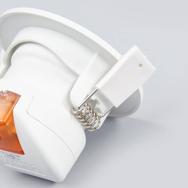 LED Einbaustrahler mit Metall-Haltefeder für die Deckenmontage und orangefarbener Anschlussklemme.