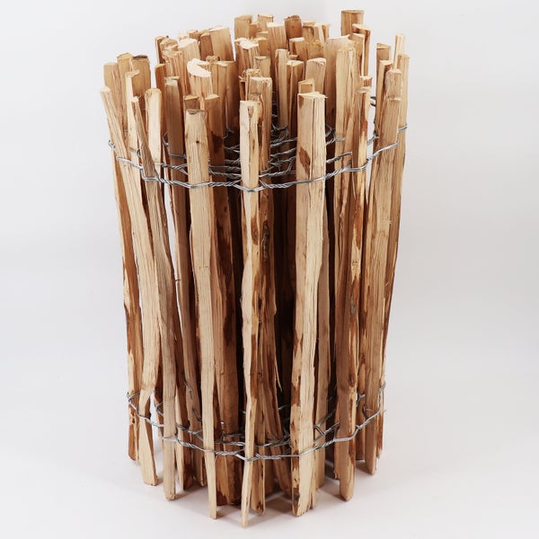 Sichtschutzzaun aus Holz mit Drahtbindung