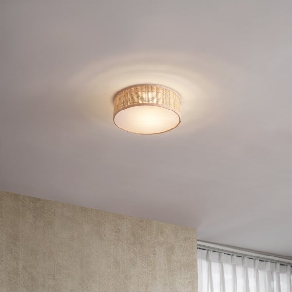 Deckenleuchte mit Lampenschirm aus Rattan