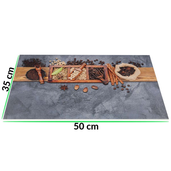 Küchenrückwand mit Kaffeebohnen, Zimtstangen und Gewürzen auf grauem Untergrund in Steinoptik, 50 mal 35 Zentimeter.