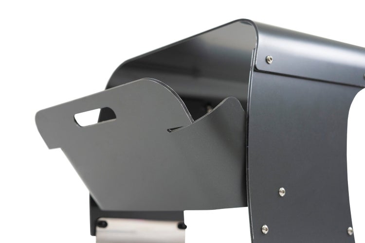 Detailansicht eines Briefkastens aus Metall mit Zeitungsfach