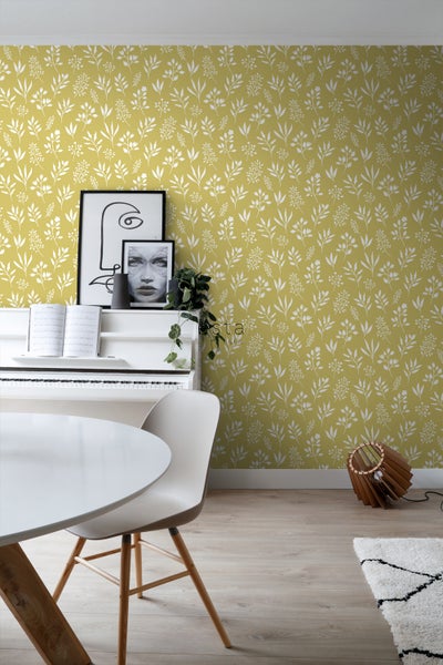 Dekorative Tapete mit floralem Muster in einem hellen, freundlichen Raum mit Klavier und Esstisch.