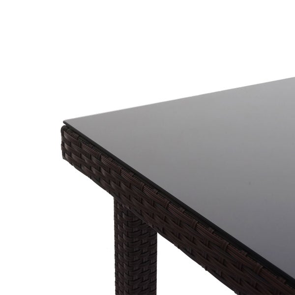 Detailansicht eines Gartentisches mit Glasplatte und Rattanstruktur