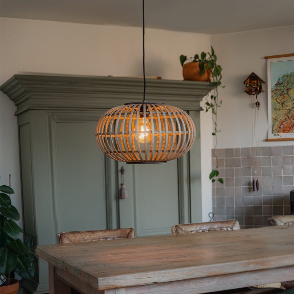 Holz Pendelleuchte über einem Holztisch in einem Esszimmer