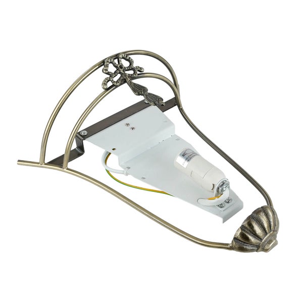 Wandleuchte mit Metallelementen und Lampenfassung