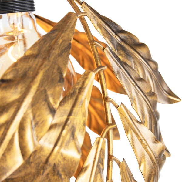 Nahaufnahme einer goldenen Blatt-Pendelleuchte mit Glühbirne.