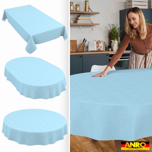 Strukturierte Tischdecke in rechteckiger, ovaler und runder Form. Eine Frau streicht das Tuch in einer hellen Küche glatt. ANRO Logo.