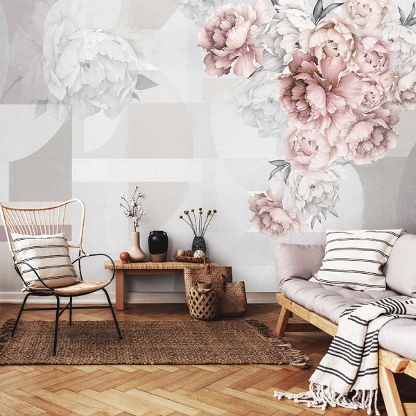 Wohnzimmer mit floraler Fototapete, Rattansessel, Holzbank und Sofa für eine gemütliche Atmosphäre