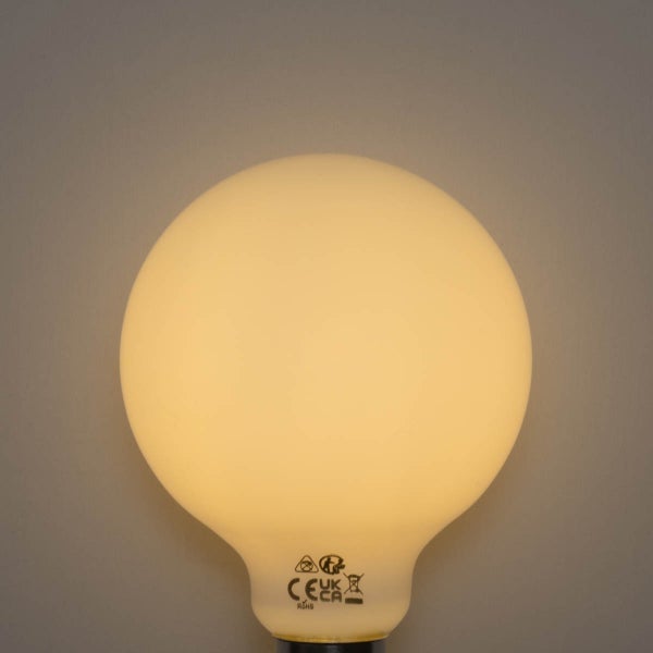 Leuchtende LED-Globelampe aus Opalglas mit Kennzeichnungen für europäische Konformität, UK-Konformität und Beschränkung gefährlicher Stoffe.