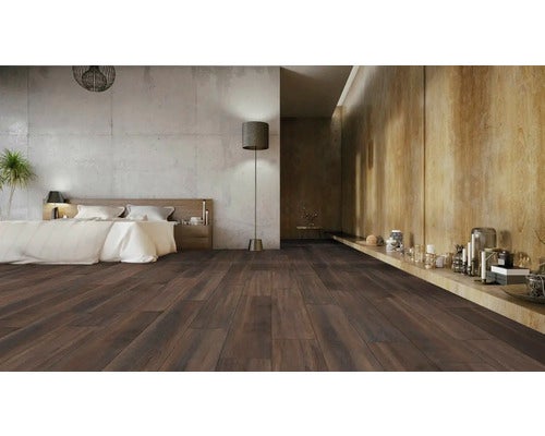 Büroraum mit hellem Holzboden, Schreibtischen und Bürostühlen