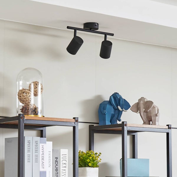 Deckenleuchte mit zwei Strahlern im Innenraum