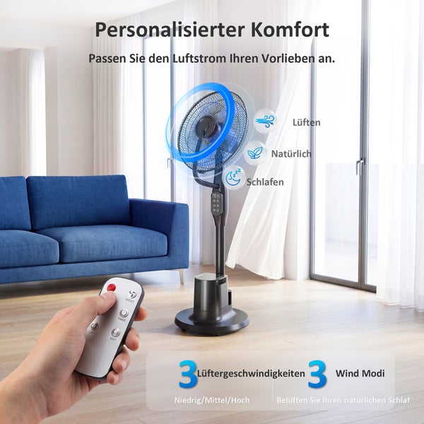 Standventilator im hellen Wohnzimmer mit Fernbedienung gesteuert, drei Geschwindigkeitsstufen und drei Windmodi für Belüftung, Natur und Schlaf.
