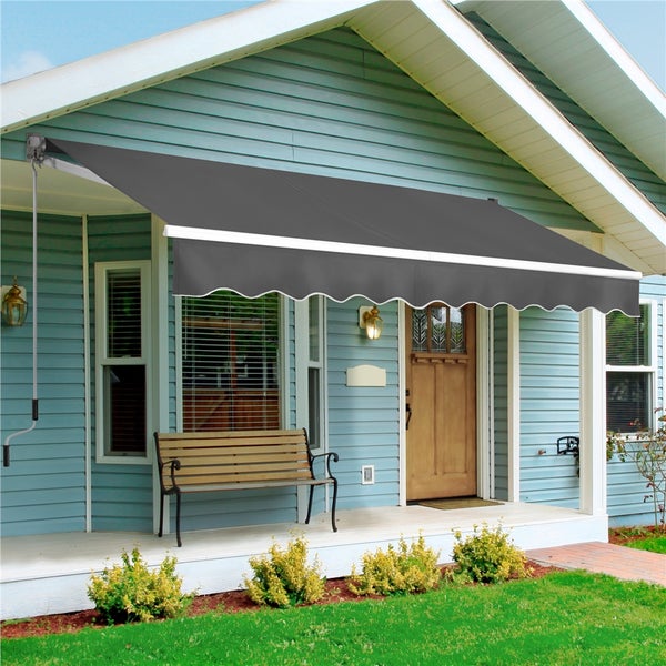 Hausfassade mit montierter Markise zum Sonnenschutz