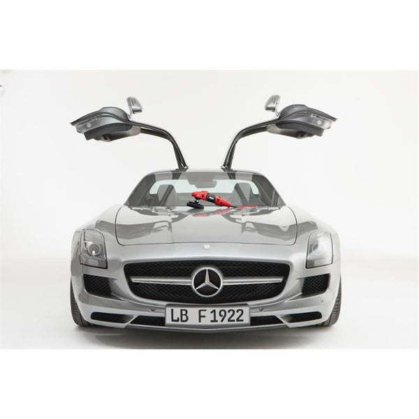 Eine elektrische Poliermaschine liegt auf der Motorhaube eines Mercedes Benz Sportwagens mit Flügeltüren.